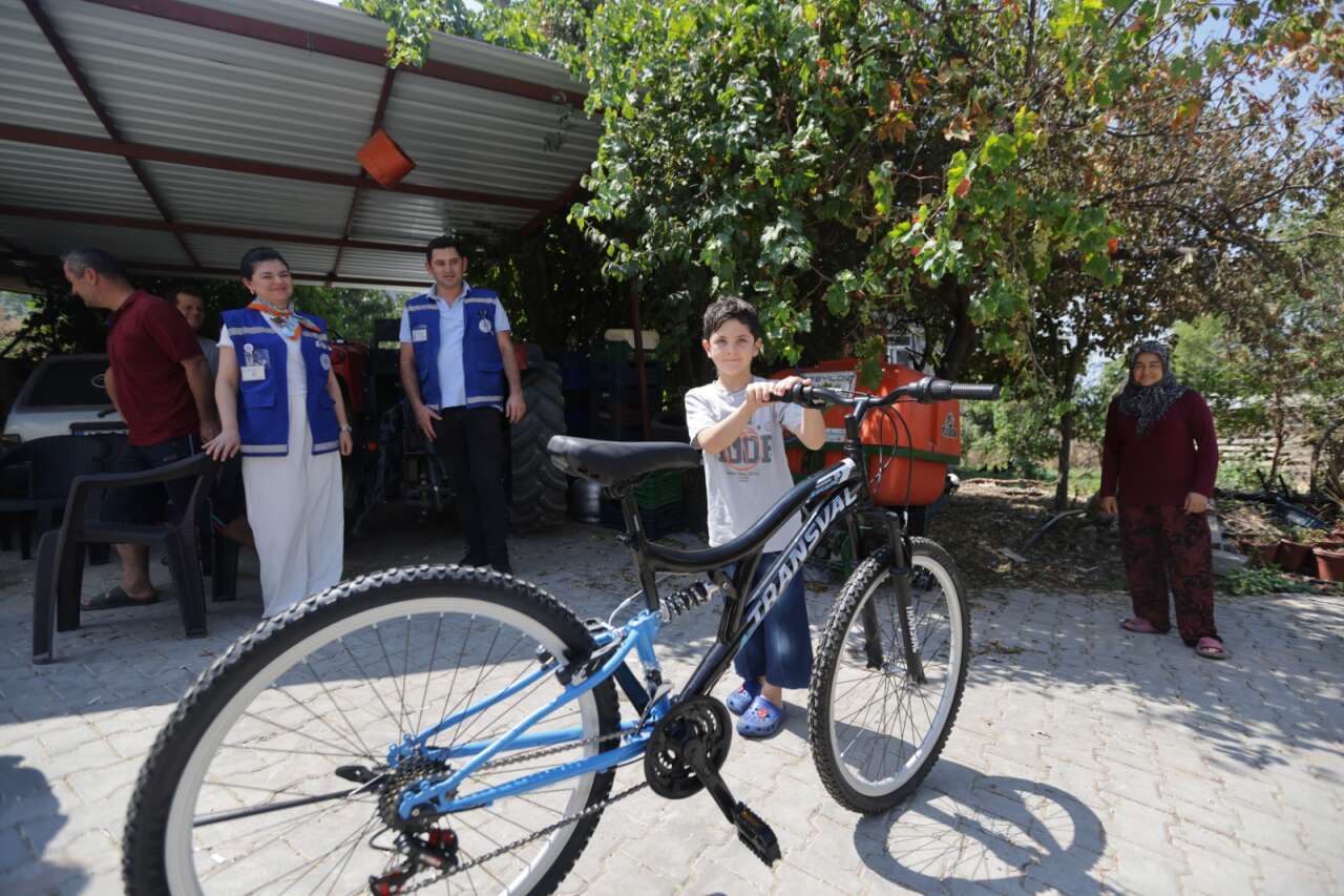Seydikemer Yangında Bisikleti Kullanılamaz Hale Gelen Minik Umut Yeni Bisikletine Kavuştu 6